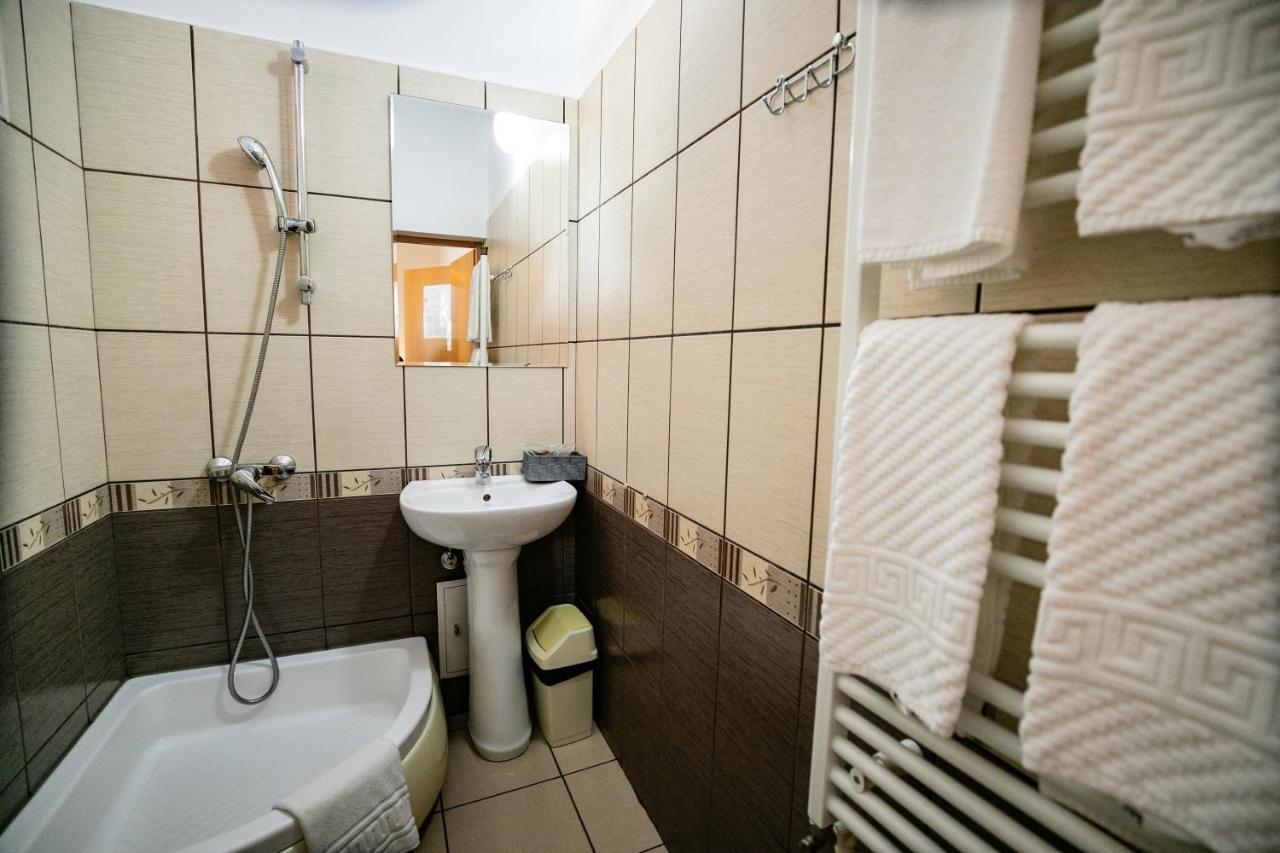 Pensiune Restaurant Route60 Ciucea エクステリア 写真